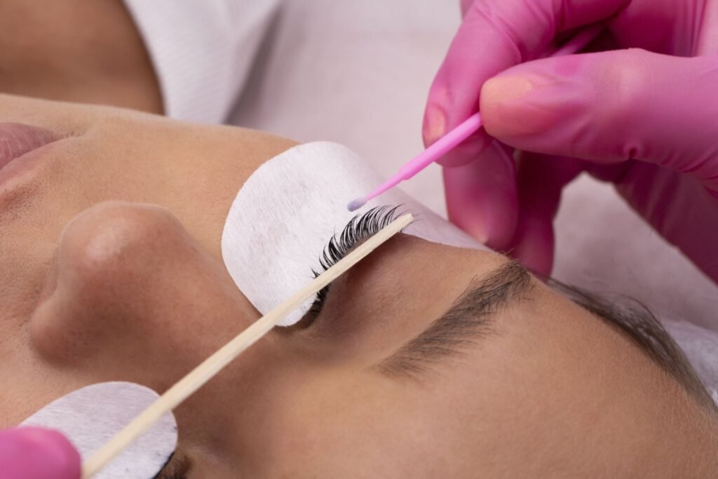 Seseorang sedang melakukan eyelash extension/Sumber: Freepik
