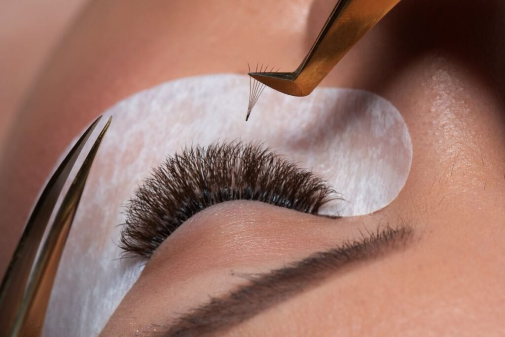 Seseorang sedang treatment eyelash bulu mata/Sumber: Canva