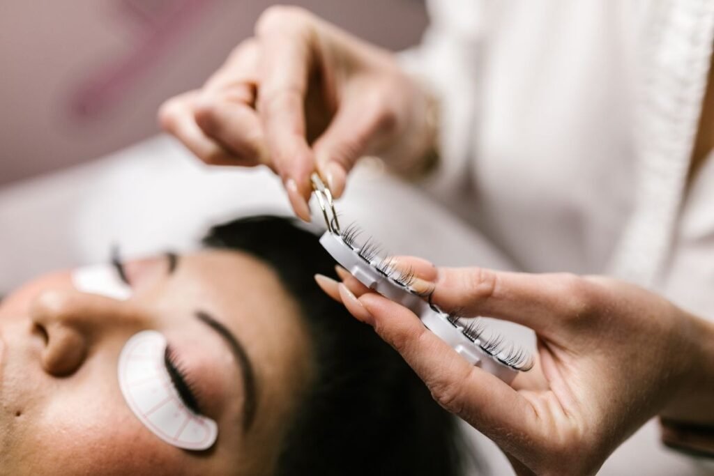 Seseorang sedang memasang eyelash extension/Sumber: Canva