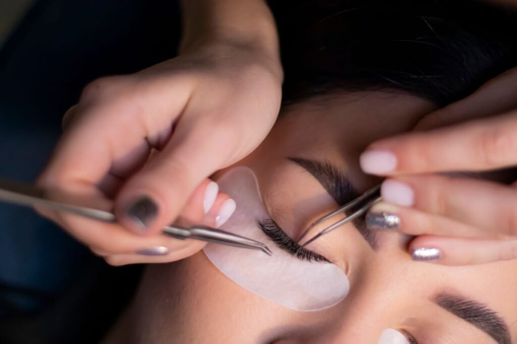 Seseorang sedang memasang eyelash extension/Sumber: Canva