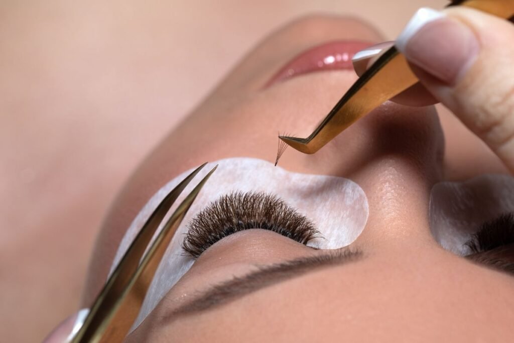 Seseorang sedang memasang eyelash extension/Sumber: Canva
