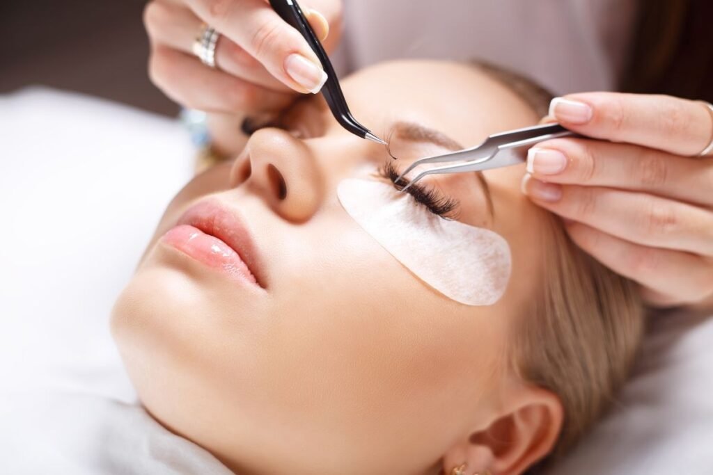 Seseorang sedang memasang eyelash extension/Sumber: Canva