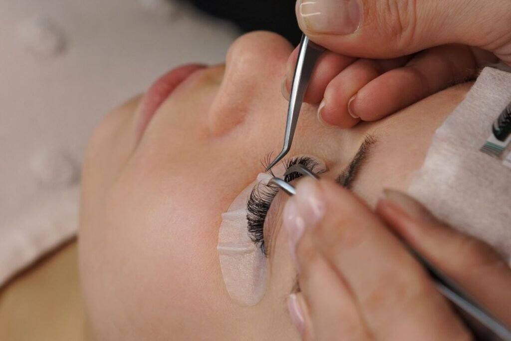 Seseorang sedang retouch eyelash/Sumber: Canva