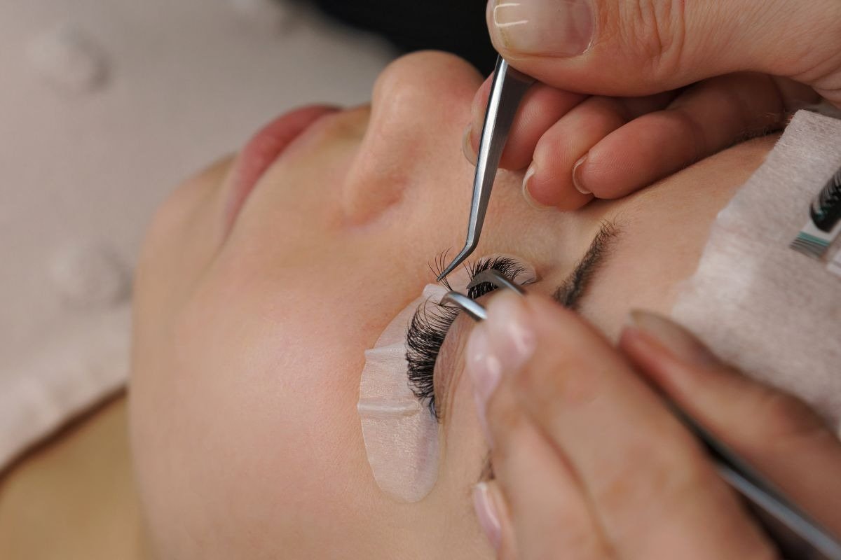 retouch eyelash adalah