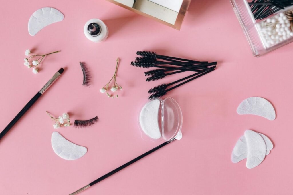 Peralatan untuk retouch eyelash/Sumber: Canva