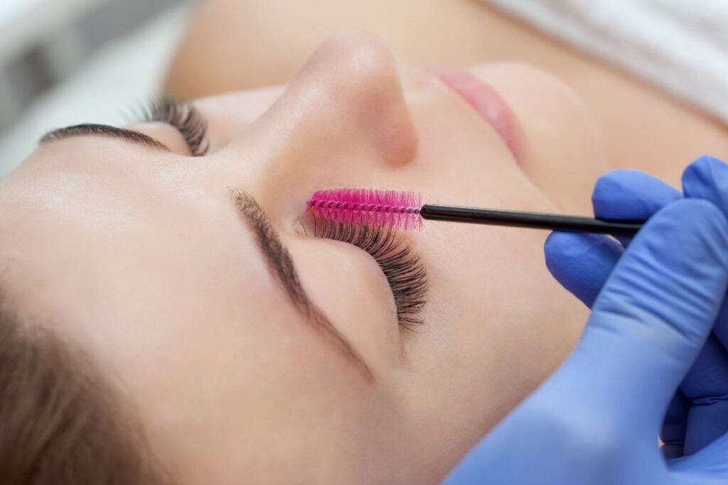 Seseorang sedang treatment lash lift/Sumber: Canva