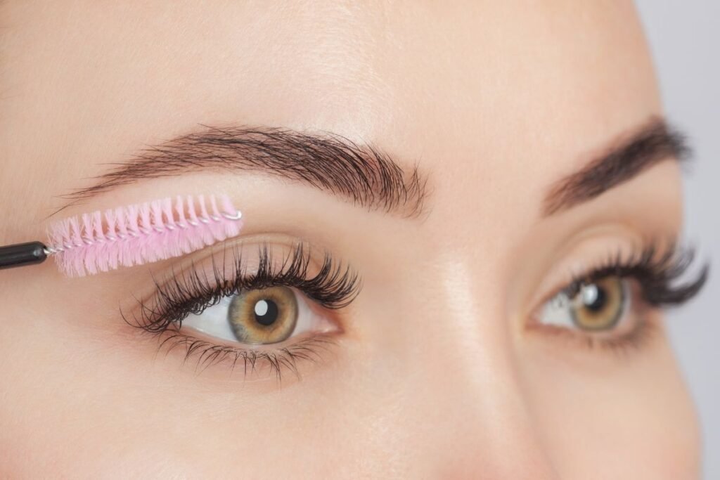 Seseorang sedang treatment lash lift/Sumber: Canva