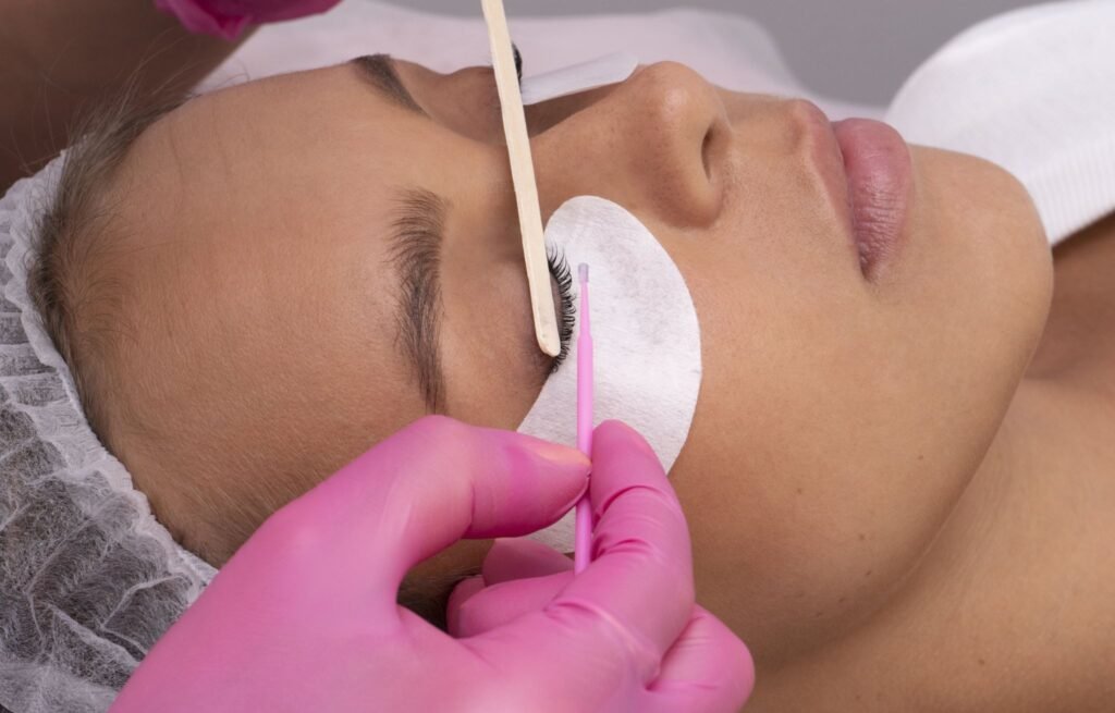 Seseorang sedang melakukan eyelash extension/Sumber: Freepik
