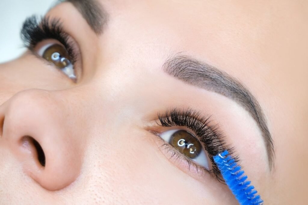 Seseorang sedang treatment keratin lash lift/Sumber: Canva