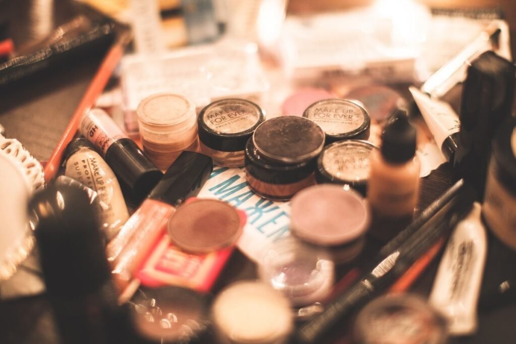Beberapa peralatan makeup makeup wedding/Sumber: Canva