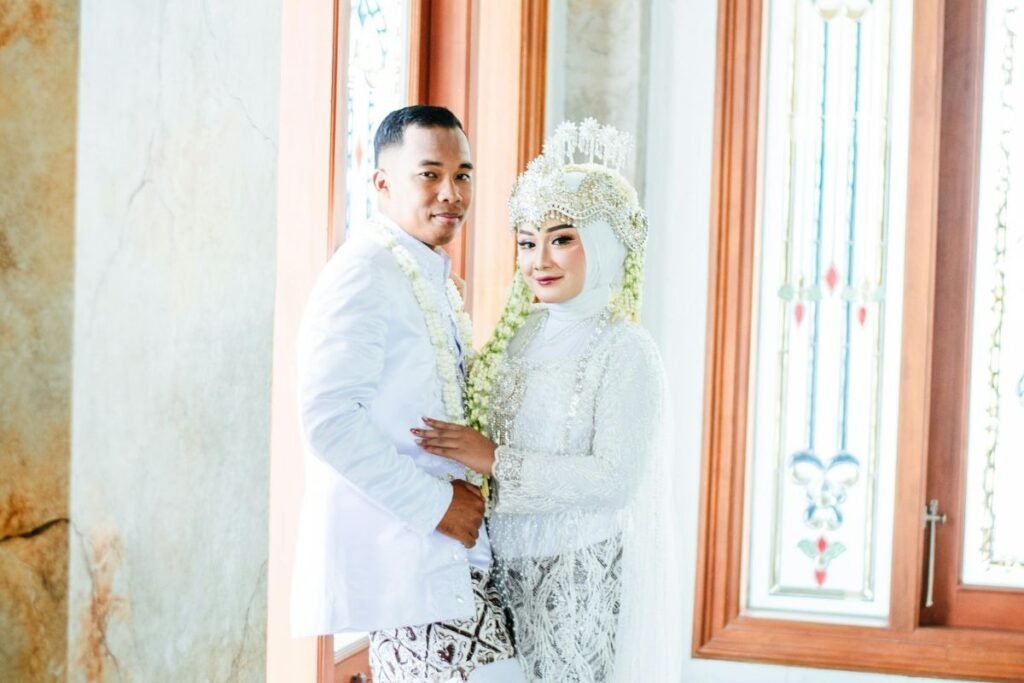 Sepasang pengantin dengan make up adat sunda/Sumber: Canva