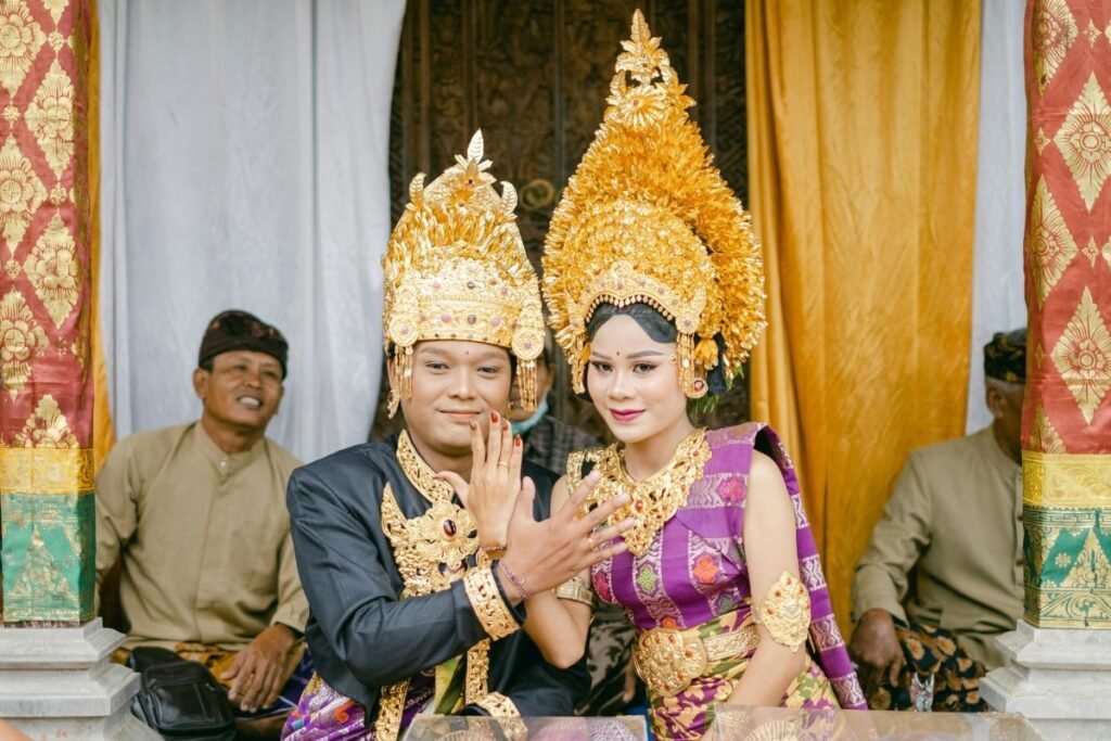 Sepasang pengantin dengan make up adat bali/Sumber: Canva