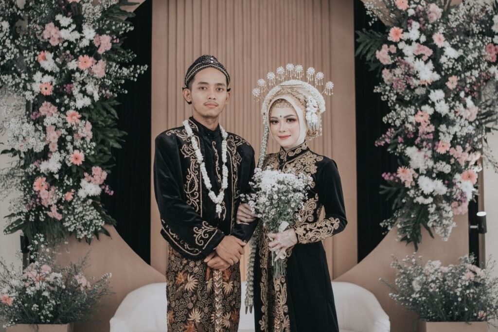 Pengantin dengan make up adat jawa hijab/Sumber: Canva