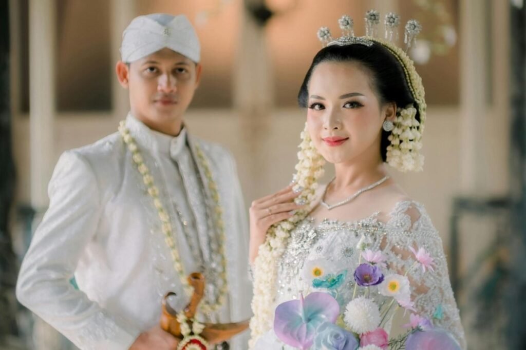Sepasang pengantin dengan make up adat jawa/Sumber: Canva