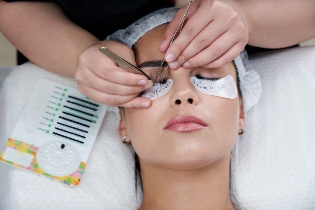 Seseorang sedang memasang extension bulu mata cat eye/Sumber: Canva