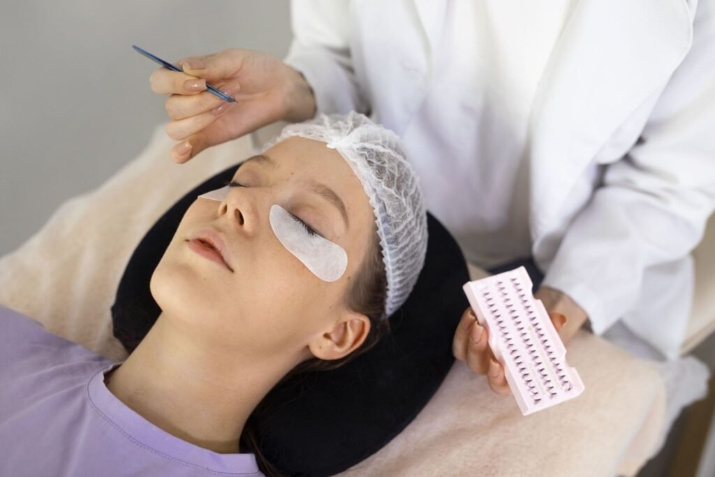 Seseorang sedang treatment Russian Volume Lashes/Sumber: Freepik