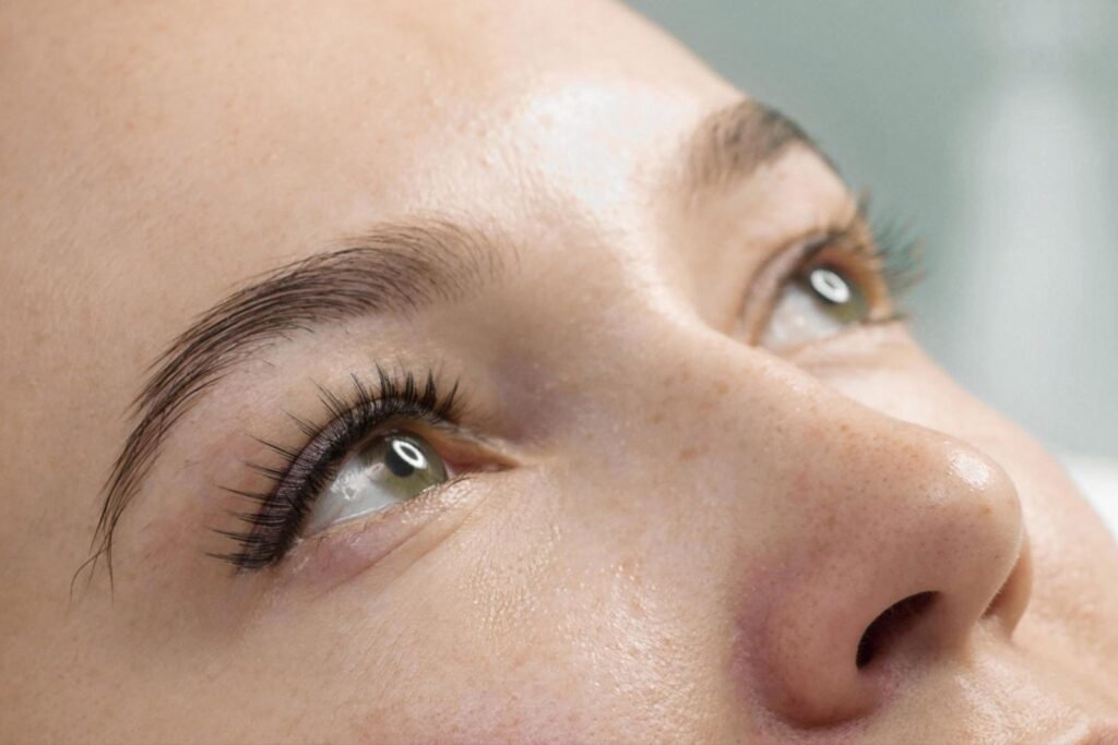 Seseorang dengan Russian Volume Lashes/Sumber: Freepik