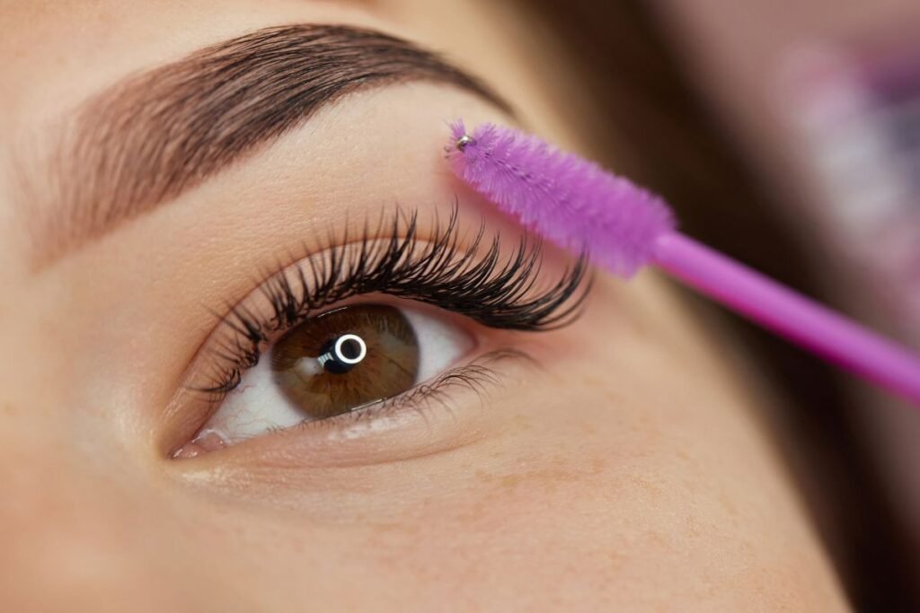 Seseorang sedang memakai lash lift/Sumber: Canva