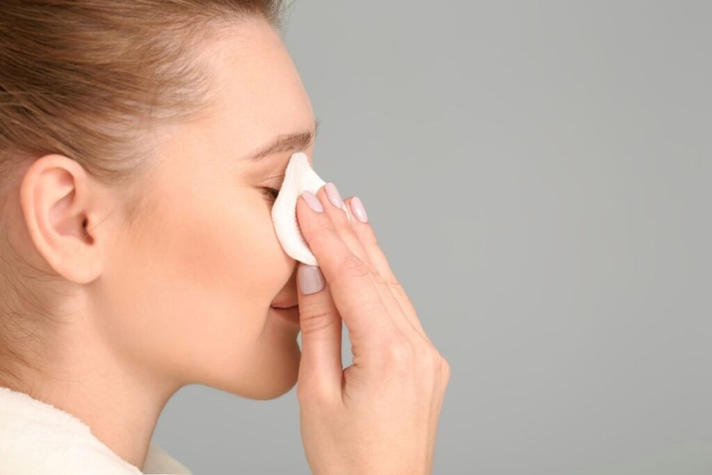 Seseorang sedang membersihkan maskara waterproof/Sumber: Canva