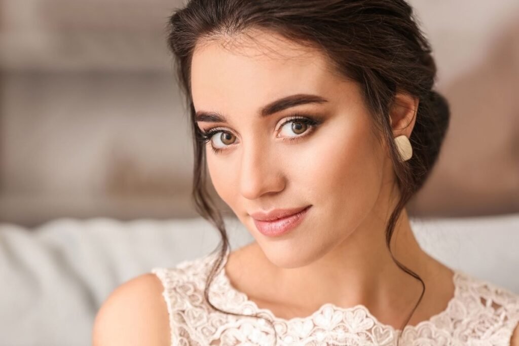Seorang pengantin dengan look make up pengantin natural elegan/Sumber: Canva