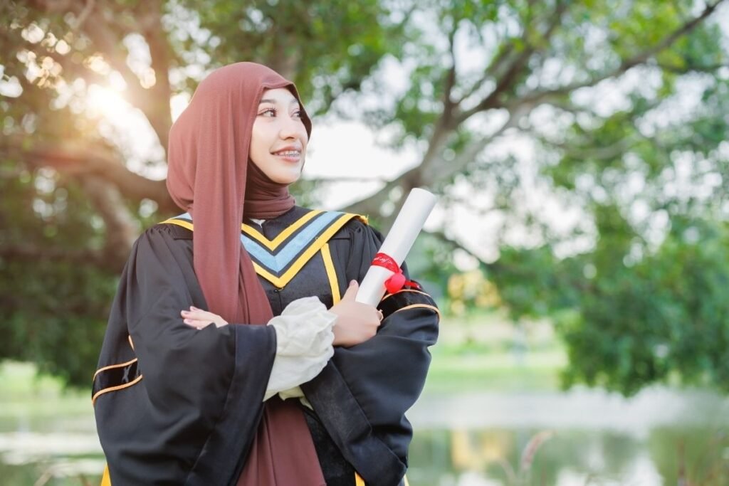 Seseorang dengan make up wisuda hijab modern/Sumber: Canva