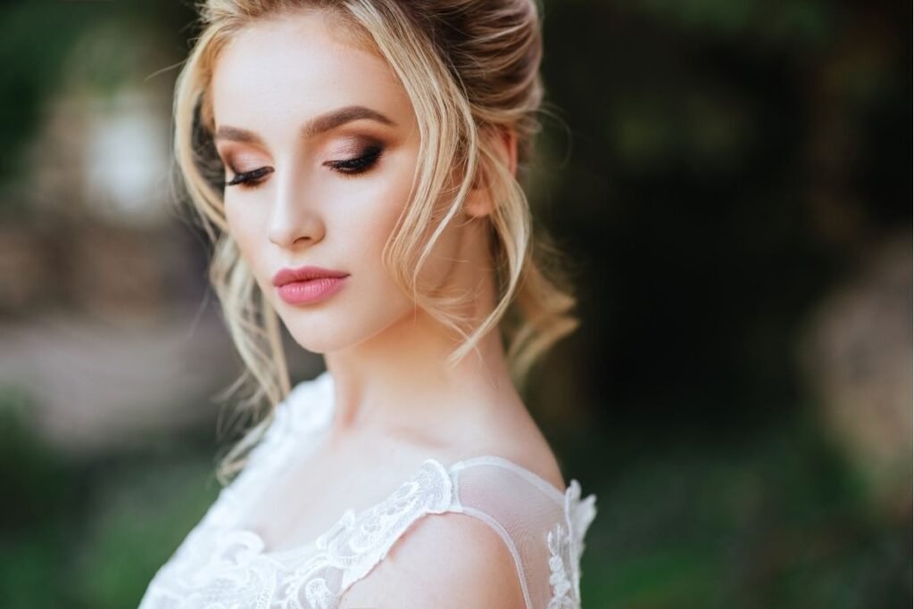 Gambar pengantin perempuan dengan make up akad natural/Sumber: Canva