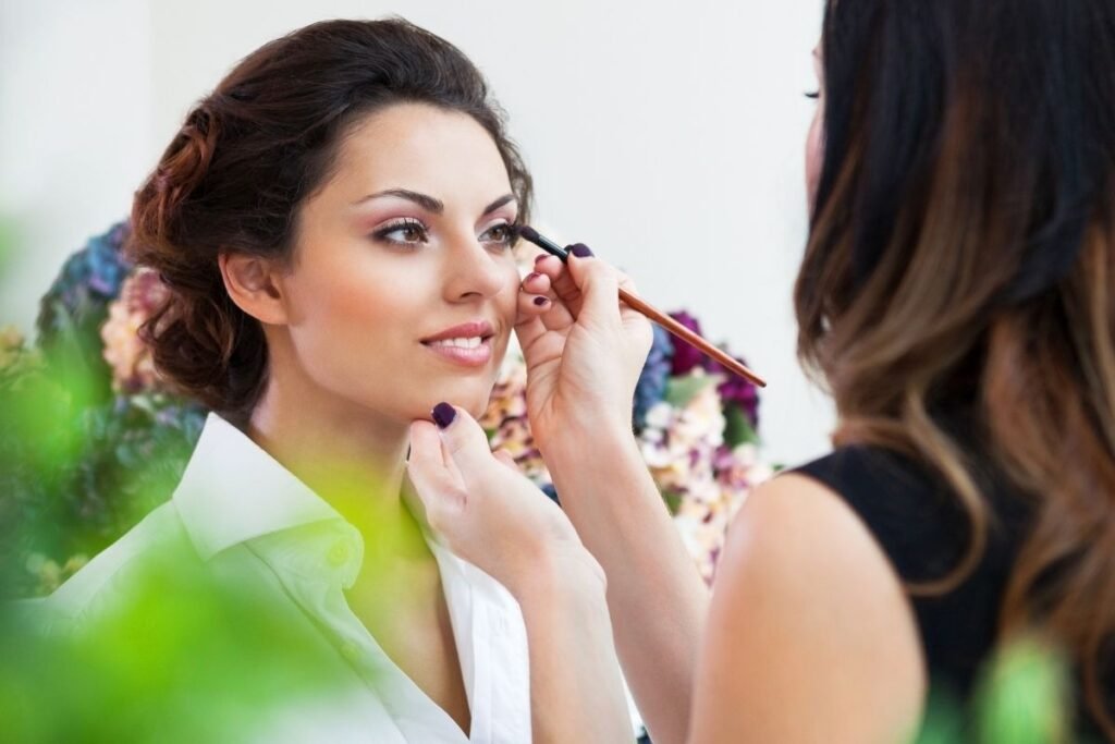 Seorang pengantin dengan look make up pengantin minimalist chic/Sumber: Canva