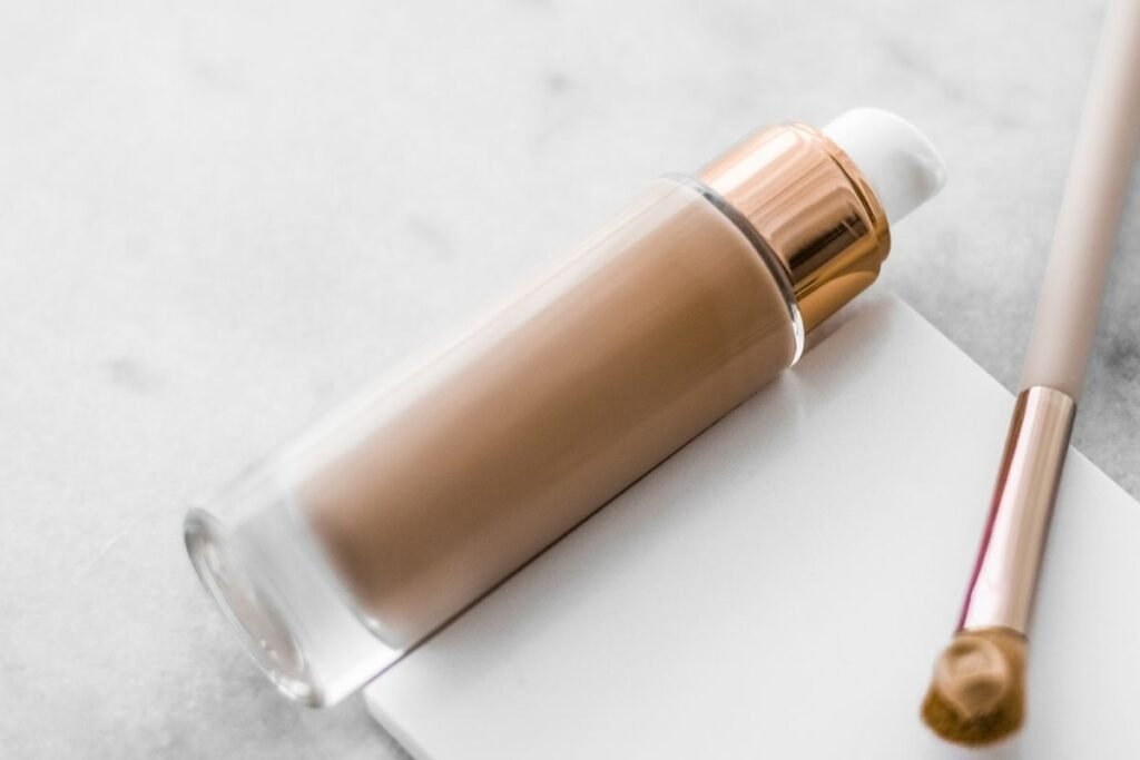 Seseorang sedang melakukan teknik contouring make up/Sumber: Canva