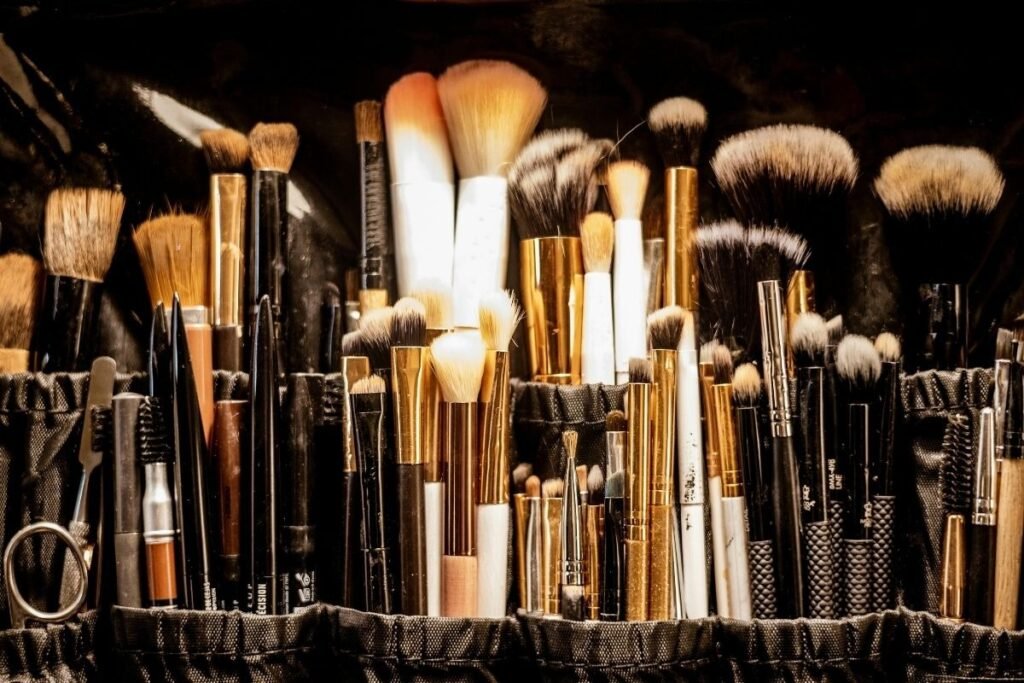 Gambar berbagai brush make up lengkap/Sumber: Canva