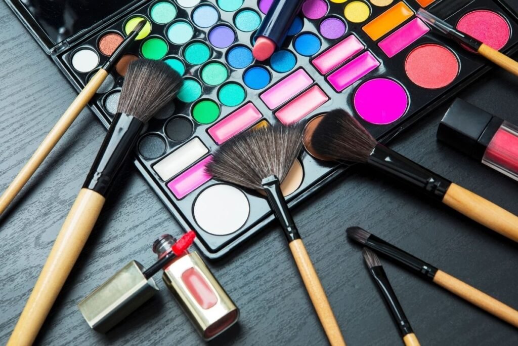 Gambar berbagai macam alat-alat make up dan fungsinya/Sumber: Canva