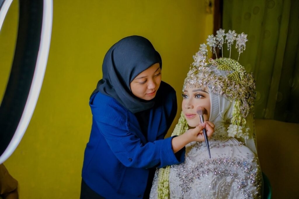 Seorang pengantin dengan look make up pengantin tradisional modern/Sumber: Canva