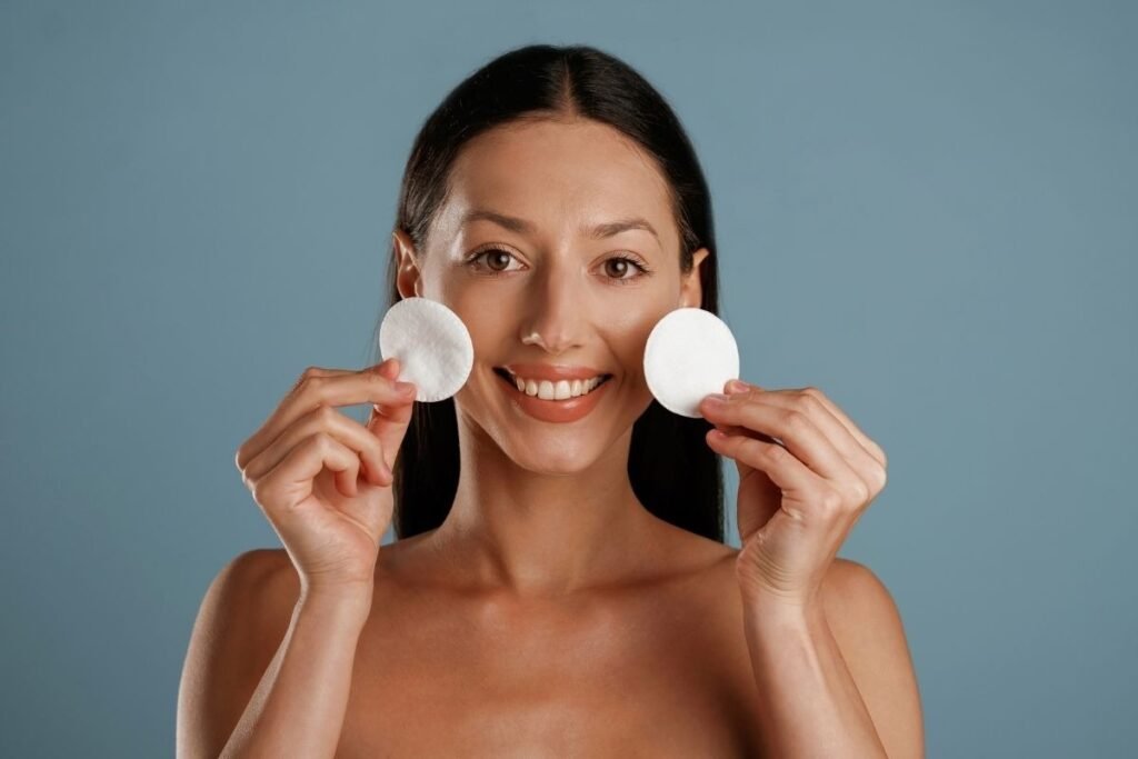 Seseorang sedang menggunakan pembersih make up/Sumber: Canva