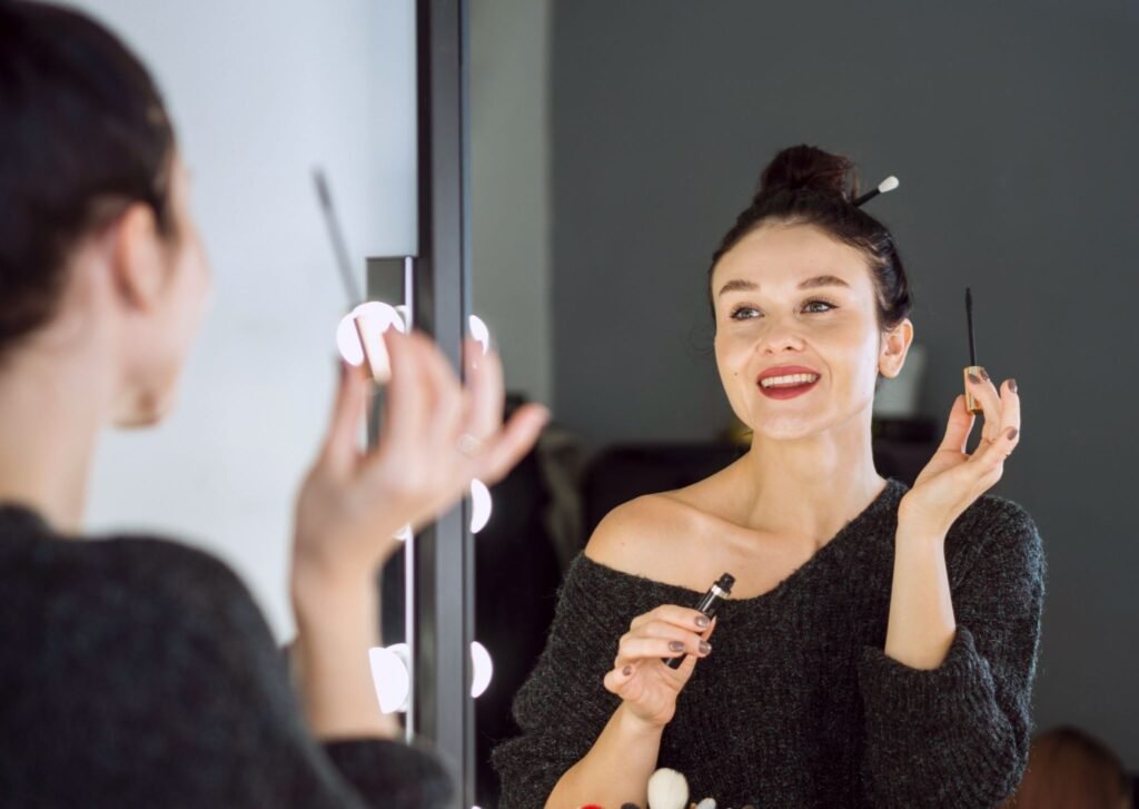 Seseorang sedang make up natural wisuda/Sumber: Freepik