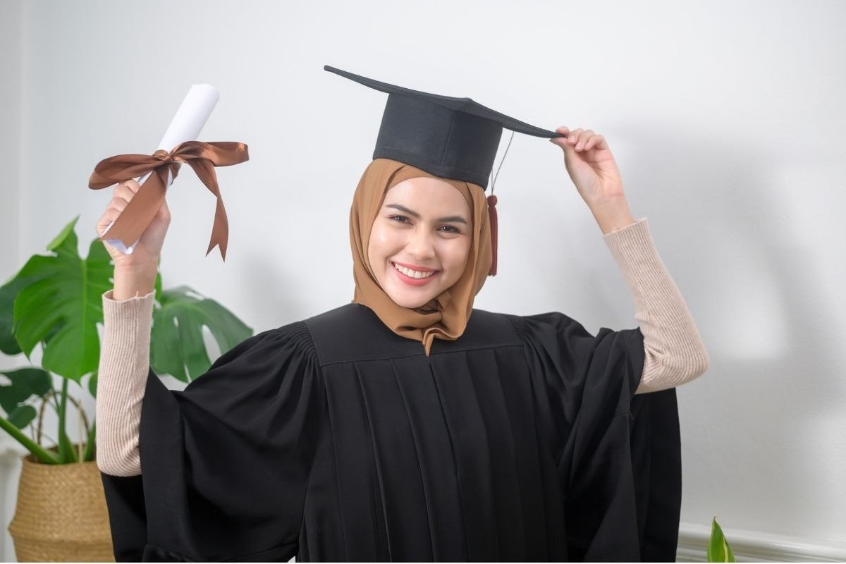 make up wisuda hijab modern