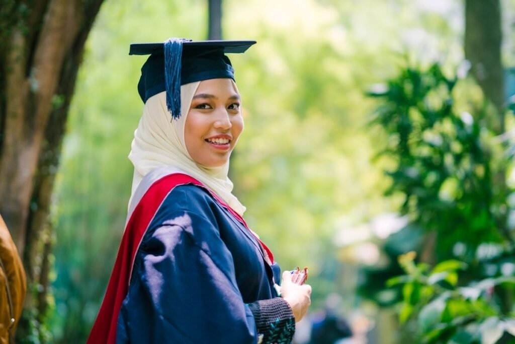 Seseorang dengan make up wisuda hijab modern/Sumber: Canva