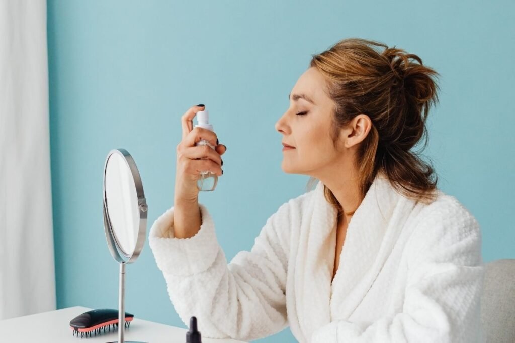 Seseorang sedang pakai setting spray/Sumber: Canva