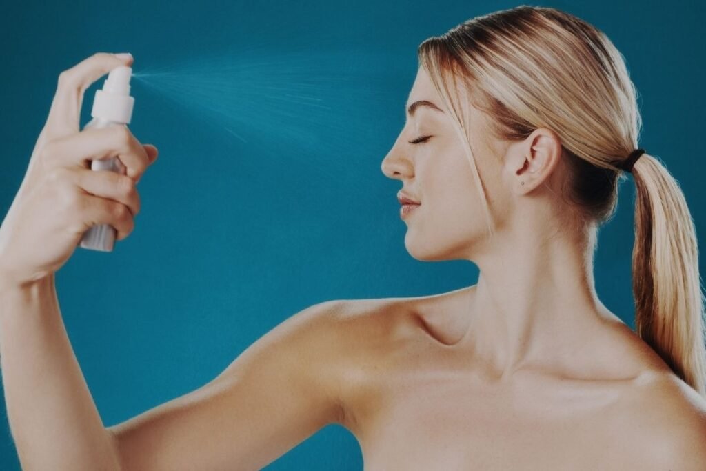 Seseorang sedang pakai setting spray/Sumber: Canva