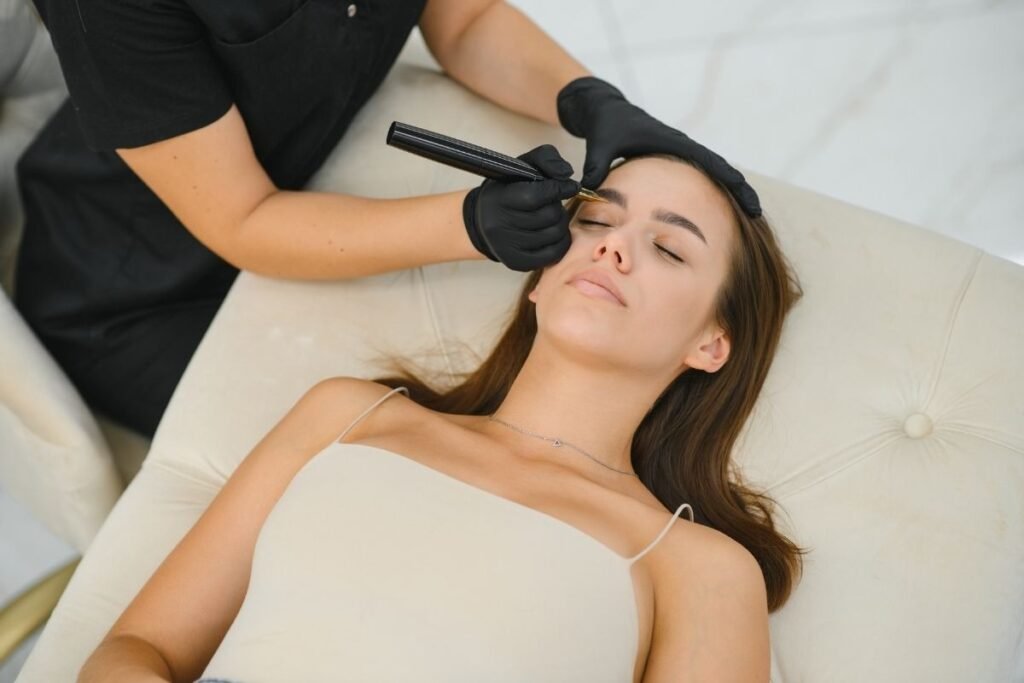 Seseorang sedang melakukan sulam alis Korea/Sumber: Canva