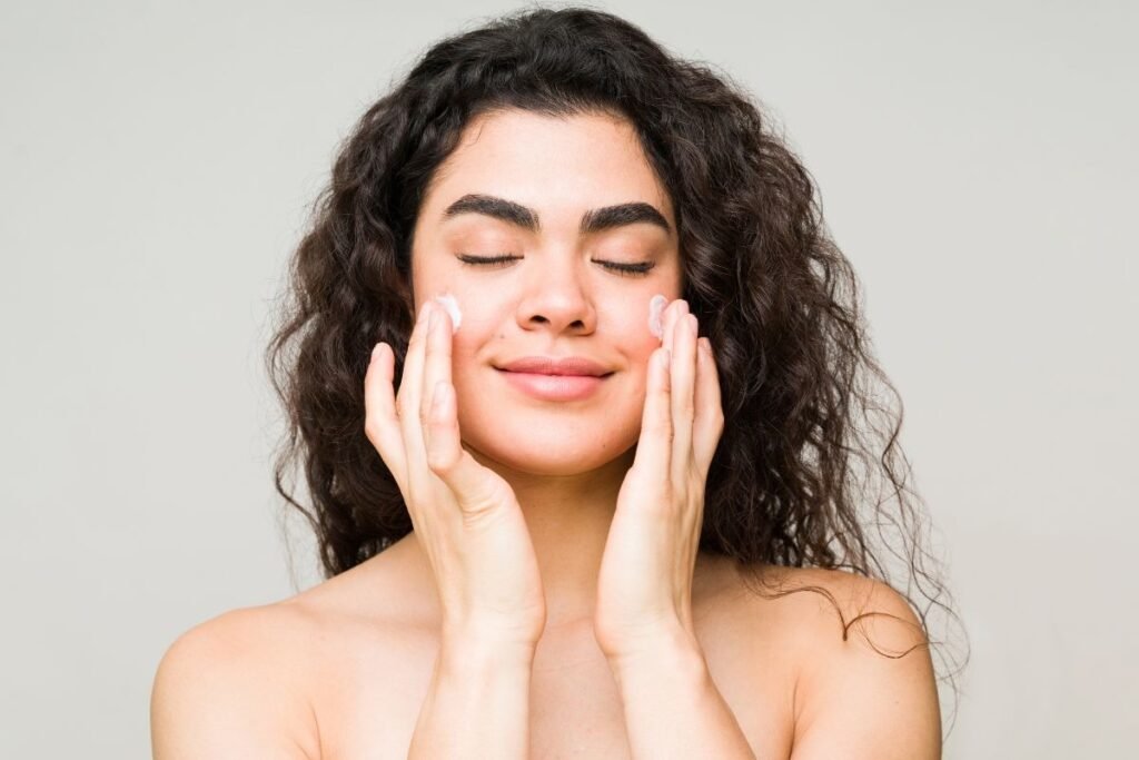 Seseorang sedang mengaplikasikan sunscreen - pakai sunscreen dulu atau primer/Sumber: Canva