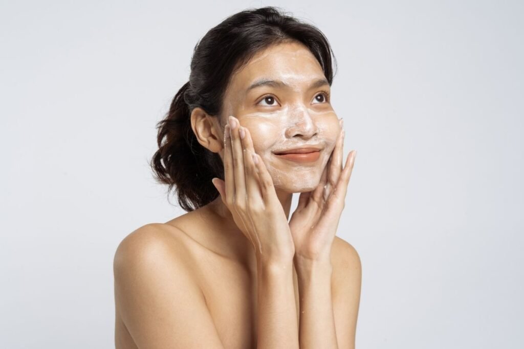 Seseorang sedang cuci muka setelah sulam alis/Sumber: Canva