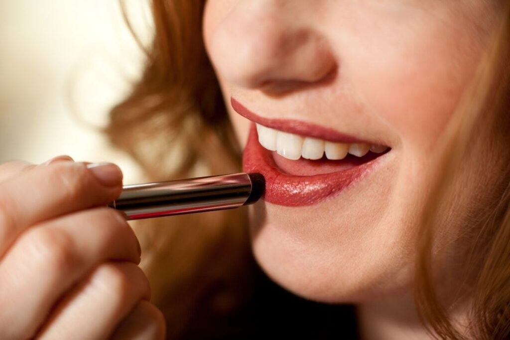 Seseorang sedang melakukan tutorial blurry lips/Sumber: Canva