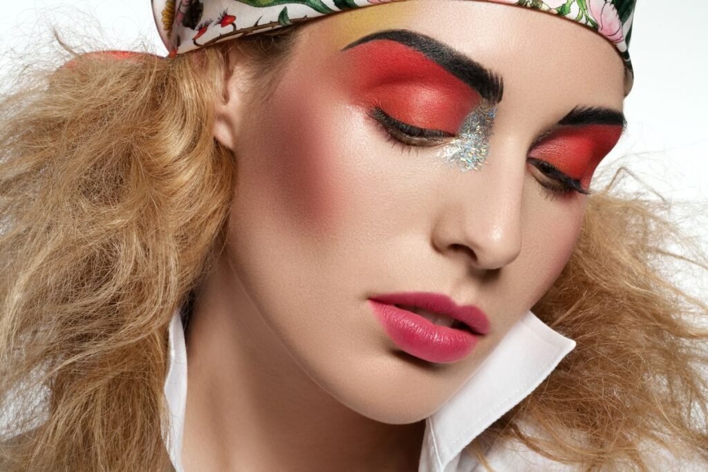 Seseorang dengan 80s makeup look