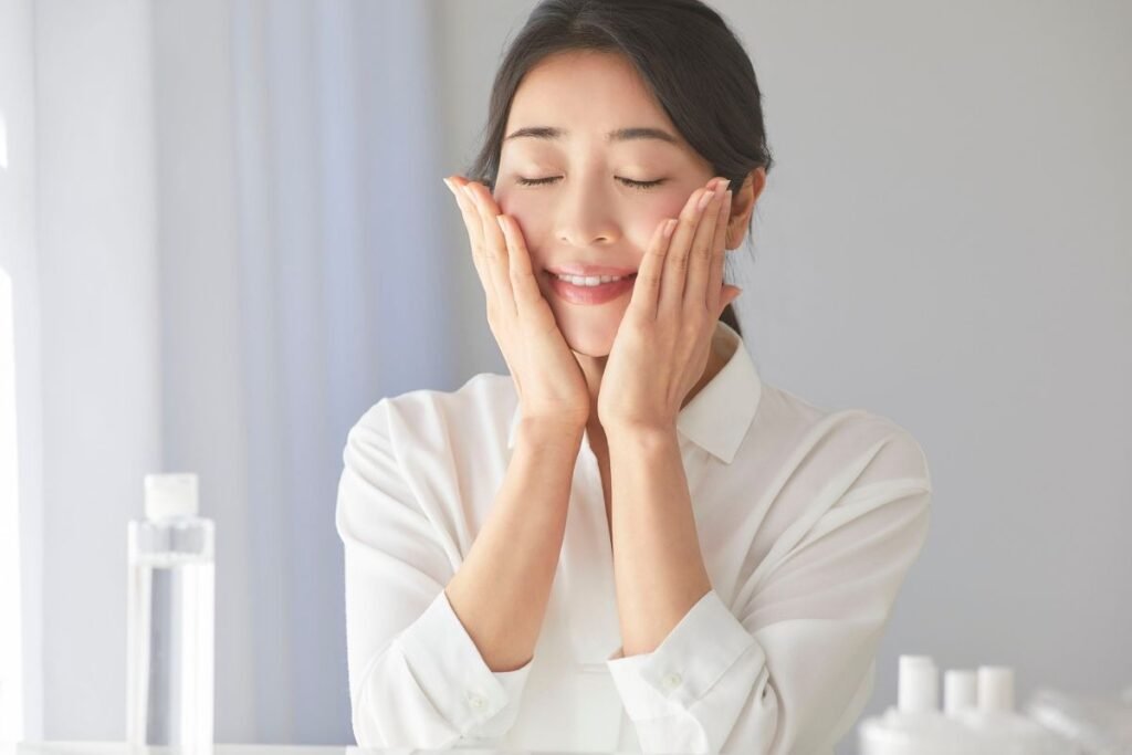 Seseorang sedang memakai toner, salah satu urutan skin preparation sebelum makeup MUA