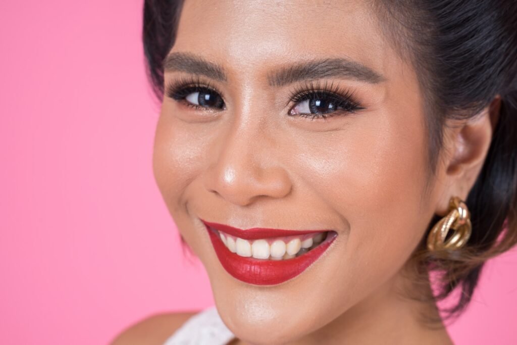 Seseorang sedang tersenyum dengan smile lines/Sumber: Freepik