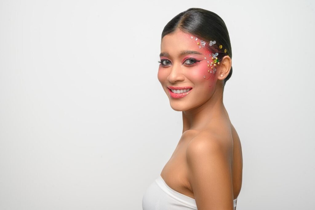 Seseorang sedang menggunakan make up holographic shimmer/Sumber: Freepik