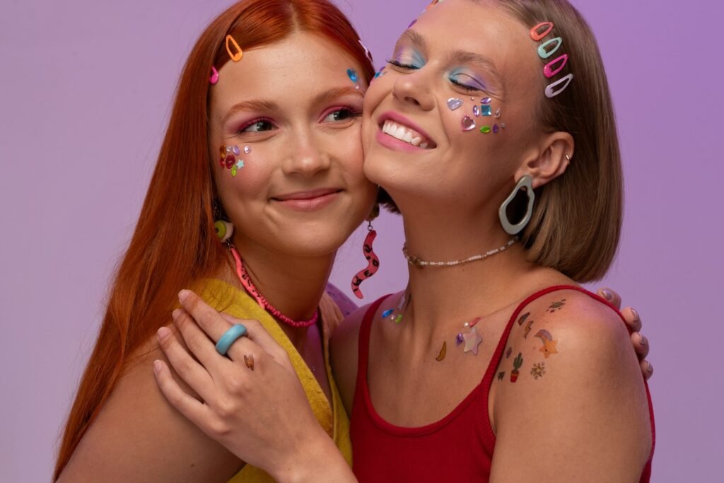 Seseorang sedang menggunakan make up holographic shimmer/Sumber: Freepik