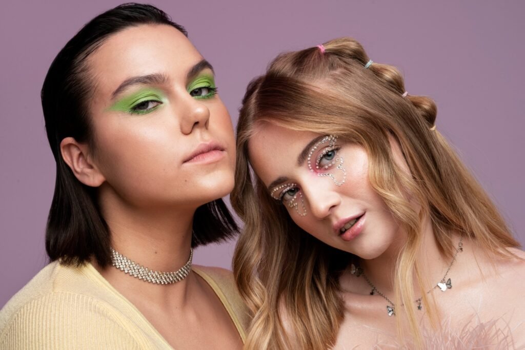 Seseorang sedang menggunakan make up holographic shimmer/Sumber: Freepik