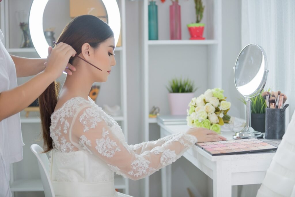 Seseorang sedang melakukan test makeup pengantin/Sumber: Freepik