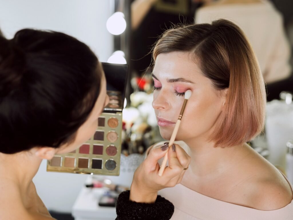 Seseorang sedang melakukan test makeup pengantin/Sumber: Freepik