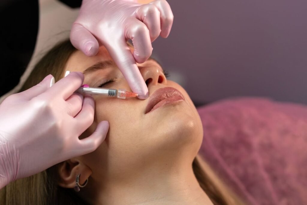 Seseorang sedang melakukan sulam bibir